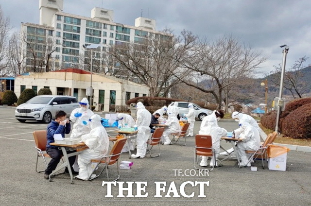 전남 나주시가 전남632번(나주52) 코로나19 확진자 발생에 따라 역학조사에 착수했다. 사진은 대중교통 운수종사자 코로나 전수검사 모습./나주시 제공