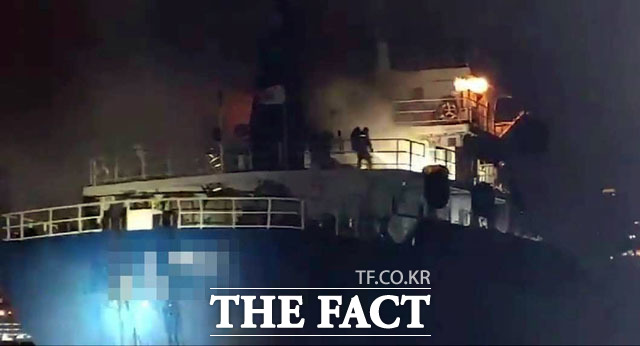17일 부산 남외항 묘박지에 머물던 1683t 유조선 A호에서 불이 나 4시간 만에 진화됐다. /뉴시스