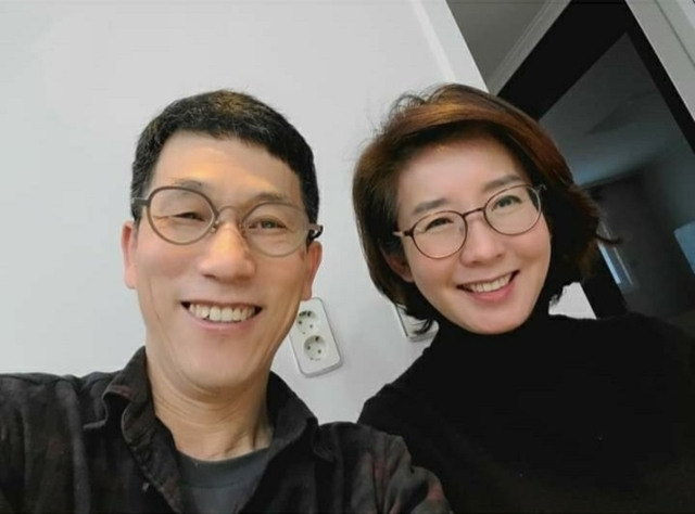 진중권 전 동양대 교수는 지난 16일 나경원 전 의원과 만났다며 함께 찍은 사진을 공개했다. /진중권 페이스북