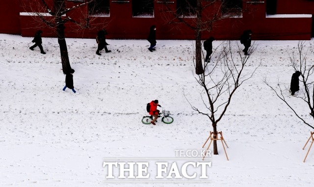 18일 새벽 사이 발달한 눈구름대의 영향으로 많은 양의 눈이 내리겠다. /이선화 기자