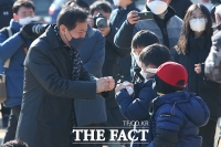 [TF포토] 어린이들과 주먹인사하는 오세훈 전 서울시장