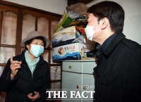 [TF포토] 사직 제2구역 주민 애로사항 듣는 안철수