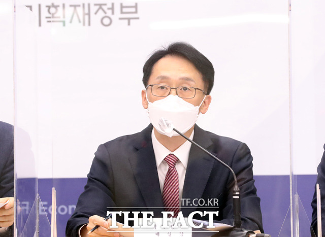 임재현 기획재정부 세제실장이 18일 오후 정부세종청사에서 열린 부동산 정책 추진현황 및 향후계획 관련 합동설명회에서 부통산 단계별 주요 세제 개편 내용 등을 설명하고 있다. /뉴시스