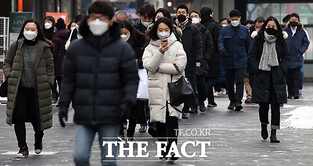 출근길 발걸음을 재촉하는 시민들.