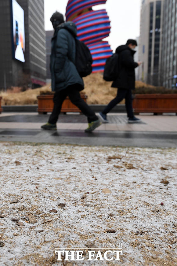 폭설이 내릴 것이라는 예보와는 다르게 적은 양의 눈이 내린 수도권.