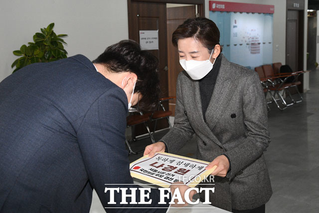 나경원 국민의힘 전 의원(오른쪽)이 18일 오전 서울 여의도 국민의힘 당사를 방문해 서울시장 보궐선거 후보자 등록 서류를 제출 하고 있다. /남윤호 기자