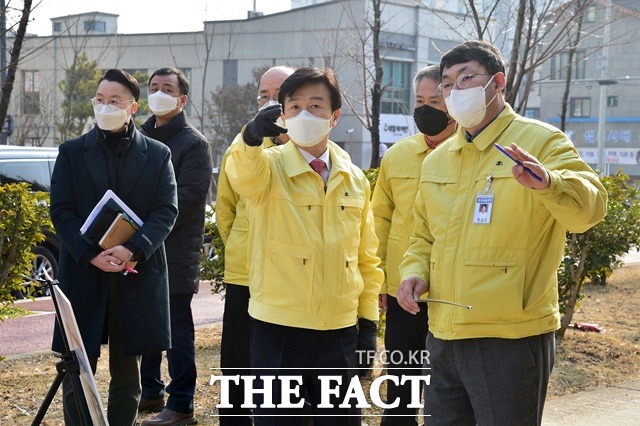 조규일(가운데) 진주시장이 18일 동부 시립도서관 건립 예정 현장을 방문해 사업 추진 상황을 점검하고 있다. /진주시 제공