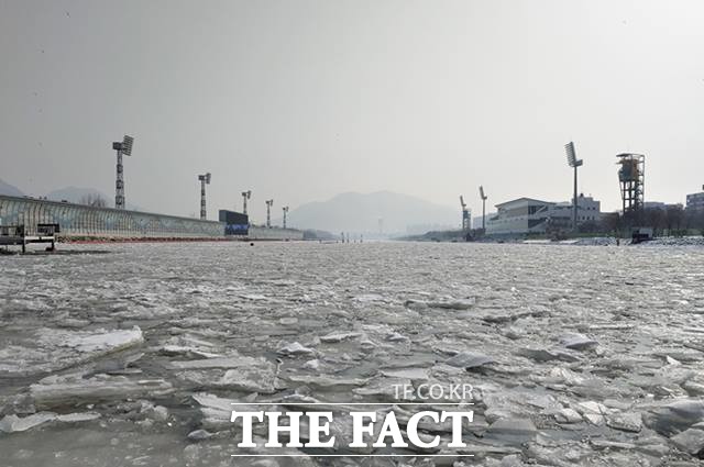 기록적인 한파로 꽁꽁 얼어붙은 미사 경정장. 경정 모의경주는 수면이 확보 되는대로 진행할 예정이다./기금조성총괄본부 제공