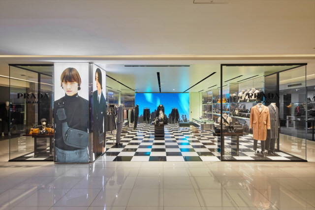 현대백화점 압구정 본점에 프라다의 남성 매장인 프라다 워모 매장이 열렸다. /현대백화점 제공