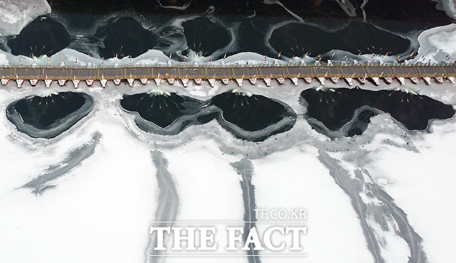 매서운 한파가 일주일째 이어지는 지난 12일 오전 경기도 양평군 두물머리와 세미원을 이어주는 배다리 주변이 꽁꽁 얼어 있다./이새롬 기자