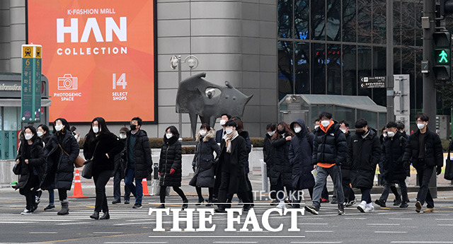 출근길 발걸음 재촉하는 시민들.