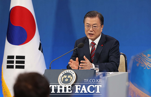 문재인 대통령이 18일 4월 보궐선거 관련 민주당의 무공천 원칙 당헌 개정에 대해 당원들의 선택을 존중한다고 밝혔다. 청와대 춘추관에서 열린 신년 기자회견에서 기자의 질문에 답하는 문 대통령. /공동사진기자단