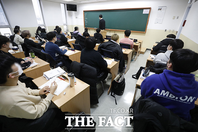 18일 서울 강남종로학원에서 수강생들이 거리를 두어 수업을 하고 있다. 이날 이 학원은 규정에 따라 동시간대 출입가능 인원 338명 중 200명만 등원했다./뉴시스