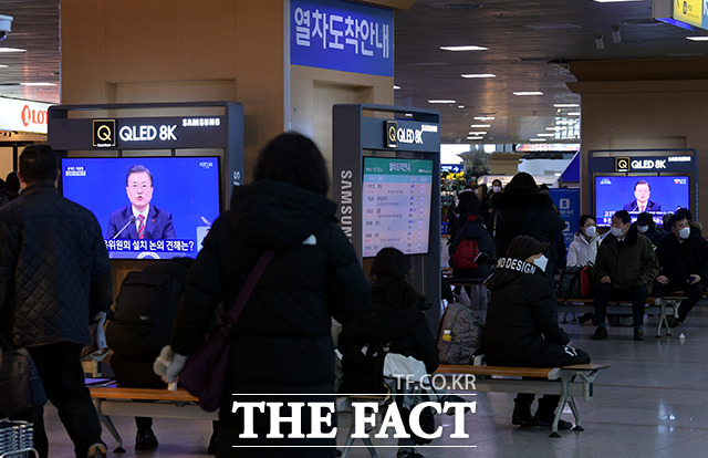 18일 오전 서울 중구 서울역 대합실에서 시민들이 문재인 대통령 신년 기자회견을 시청하고 있다. /이선화 기자
