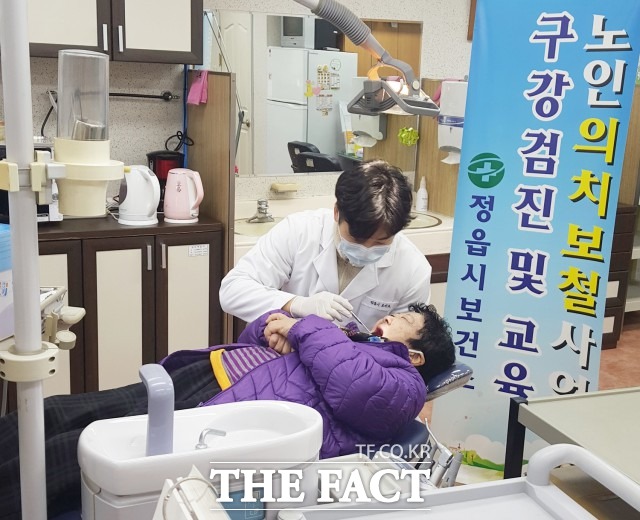 정읍시 보건소는 치아 결손으로 음식물 섭취가 어려운 지역 내 저소득 어르신 23명에게 의치(틀니)를 무료로 지원한다고 18일 밝혔다. / 정읍시 제공