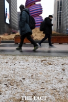 [TF포토] '예상보다 적은 눈' 발걸음 재촉하는 시민들