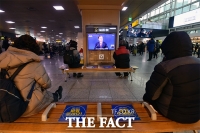 [TF포토] 문 대통령 신년 기자회견, 거리두기 지키며 시청하는 시민들