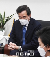 [TF포토] 대통령 신년 기자회견 기다리는 이낙연 대표