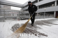 [TF포토] 이른 재설작업 시작하는 서울역