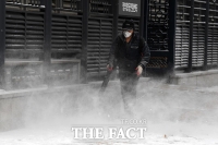 [TF포토] '바람으로 날려버리는 눈'