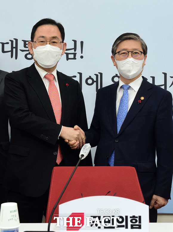 주호영 국민의힘 원내대표(왼쪽)가 19일 오후 서울 여의도 국회에서 변창흠 국토교통부 장관을 접견하며 악수를 하고 있다. /국회=남윤호 기자