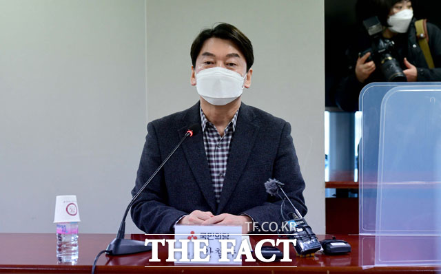 안철수 국민의당 대표가 국민의힘을 향해 입당 요구는 처음부터 무리한 이야기라고 선을 그었다. 지난 18일 국민의당-대한의사협회 간담회에 참석한 안 대표. /국회사진취재단