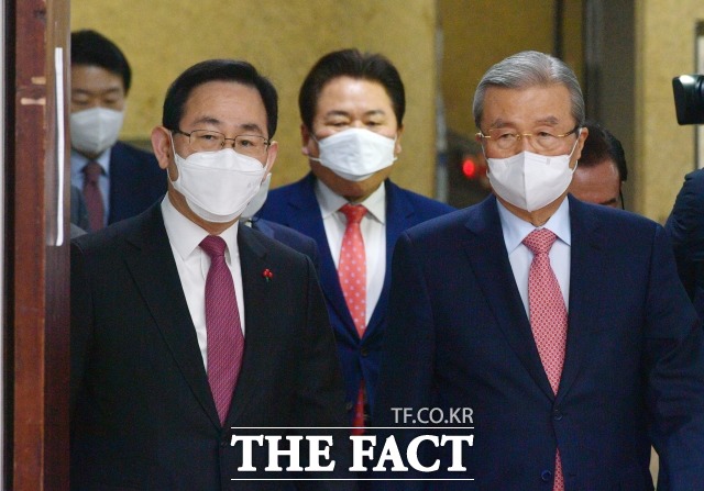국민의힘은 19일 안철수 국민의당 대표의 경선 플랫폼 개방 제안에 대해 우리 당 후보 선출이 먼저라는 입장을 내놨다. 지난 18일 국민의힘 비상대책위원회의에 참석한 김종인 비대위원장(맨 오른쪽)과 주호영 원내대표. /남윤호 기자