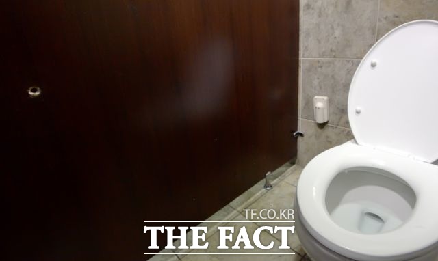 새롭게 발생한 주요 집단감염은 송파구 소재 고시텔로 이곳에 일부 방은 창문이 없어 환기가 어려웠으며 공용 화장실과 샤워실을 사용했던 것으로 확인됐다. 해당 사진은 공용 화장실의 모습으로 기사와 관련 없음 /이선화 기자