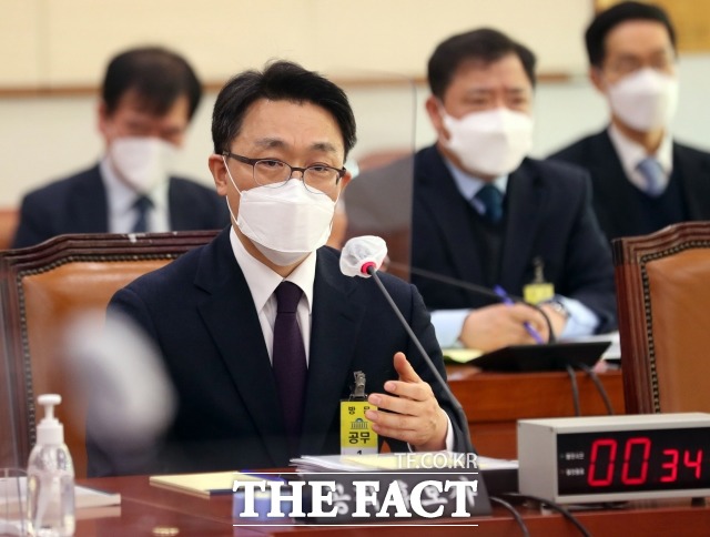 김진욱 초대 고위공직자범죄수사처(공수처) 처장 후보자가 19일 오전 서울 여의도 국회 법제사법위원회에서 열린 인사청문회에 출석해 의원들의 질의에 답변하고 있다. /남윤호 기자