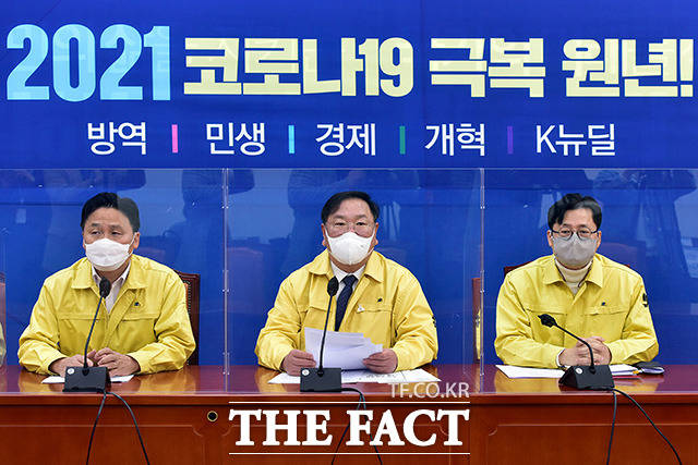 김태년 더불어민주당 원내대표(가운데)가 19일 오전 서울 여의도 국회에서 열린 원내대책회의에서 모두발언을 하고 있다. /남윤호 기자