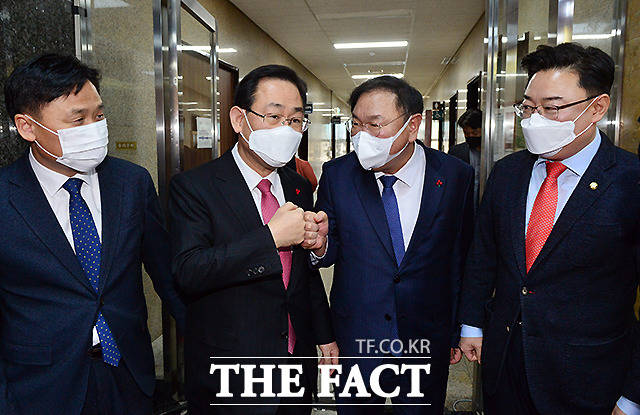 여야가 19일 2월 임시국회 의사일정에 합의했다. 지난 5일 회동 중인 여야 원내지도부. 왼쪽부터 김영진 더불어민주당 원내수석부대표, 주호영 국민의 원내대표, 김태년 더불어민주당 원내대표, 김성원 국민의힘 원내수석부대표. /이새롬 기자