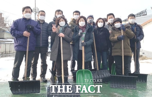 정읍시 장명동 주민자치위원회는 18일 인도 제설작업 봉사활동을 벌였다/ 정읍시 제공