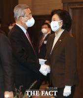 [TF포토] 악수 나누는 김종인-박영선