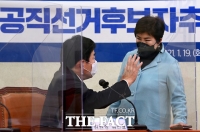 [TF포토] 공관위 회의에서 대화하는 김진표-전혜숙