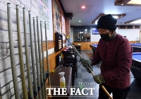[TF포토] '당구용품 소독은 철저하게'