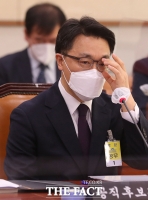 [TF포토] 안경 만지는 김진욱 공수처장 후보자