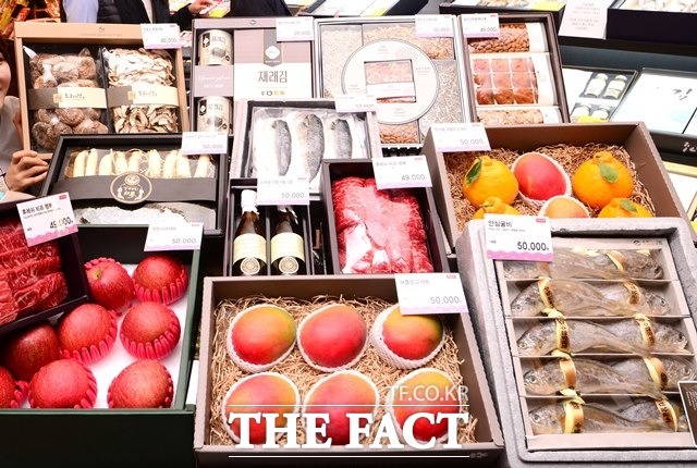 정부가 농림축수산 업계 지원 방안의 일환으로 설 명절 농축수산물 선물 가액을 한시적으로 상향하기로 한 가운데 대형마트 업계가 앞다퉈 프리미엄 선물세트를 출시하며 고객 잡기에 나서고 있다. /남윤호 기자