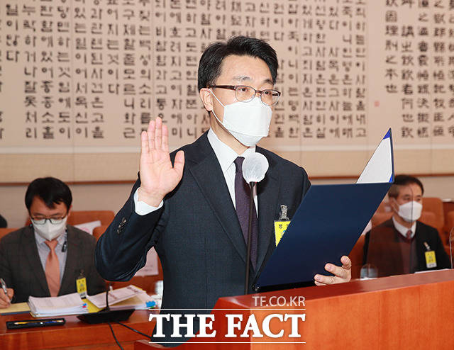 김진욱 초대 고위공직자범죄수사처(공수처) 처장 후보자가 19일 오전 서울 여의도 국회 법제사법위원회에서 열린 인사청문회에 출석해 증인 선서를 하고 있다./남윤호 기자