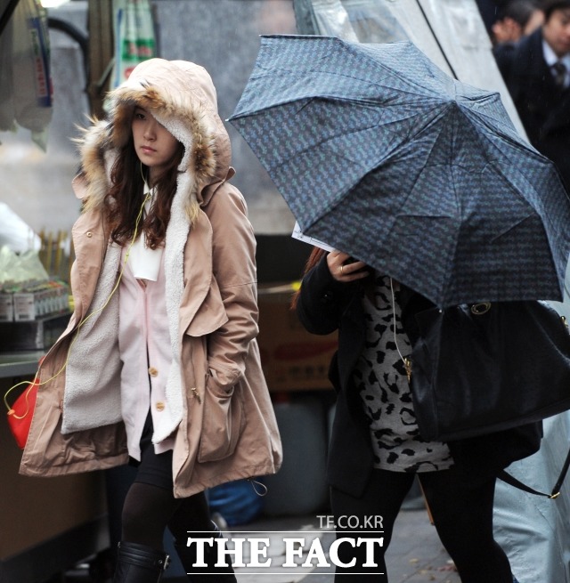 21일은 서해상에서 동진하는 기압골의 영향으로 늦은 오후부터 수도권과 충남, 전라서해안부터 비가 시작돼 밤에는 전국으로 확대되겠다. /더팩트 DB