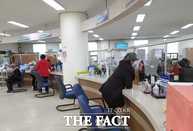 정읍시 민원창구에 코로나19 차단 ‘안심 가림막’ 설치된 모습. / 정읍시 제공