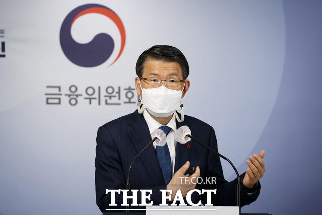 은성수 금융위원장이 18일 서울 종로구 정부서울청사 합동브리핑실에서 2021년 금융위원회 업무계획을 설명하고 있다. /금융위원회 제공