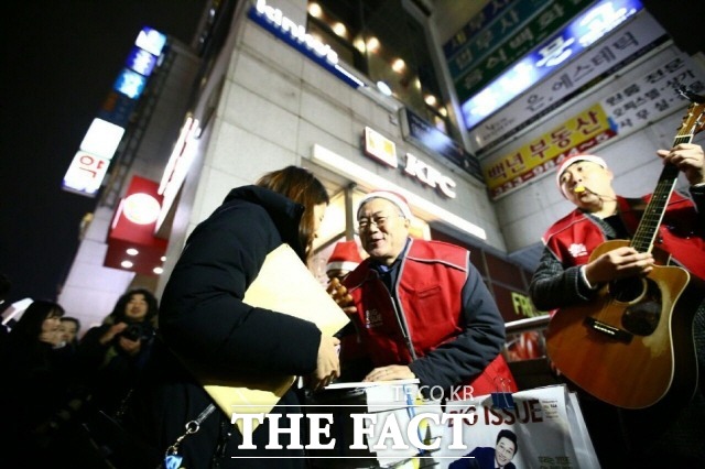 지난 2016년 12월 빅이슈 거리판매 도우미를 자처한 문 대통령 모습. /문재인 대통령 공식 블로그