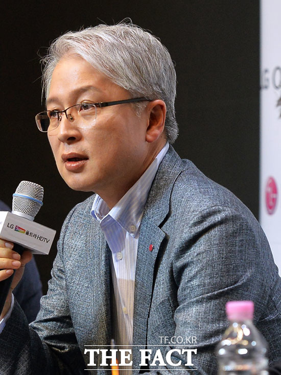 권봉석 LG전자 최고경영자는 20일 스마트폰 사업부 매각설과 관련해 모든 가능성을 열어두고 사업 운영 방향을 검토하고 있다고 밝혔다. /더팩트 DB