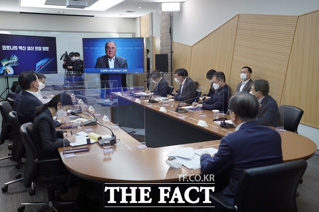 문 대통령이 20일 오전 경북 안동시 SK바이오사이언스 공장에서 열린 코로나19 백신 기업 영상 간담회에 참석해 노바백스사의 스탠리 에르크 대표이사와 영상 통화를 하고 있다. /청와대 제공