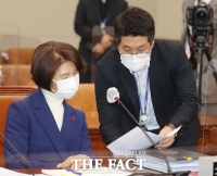[TF포토] 인사청문회 준비하는 한정애