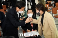 [TF사진관] 주먹 인사하는 오세훈-나경원