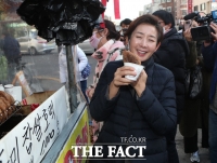 [TF포토] 나경원, '기대되는 호떡의 맛'