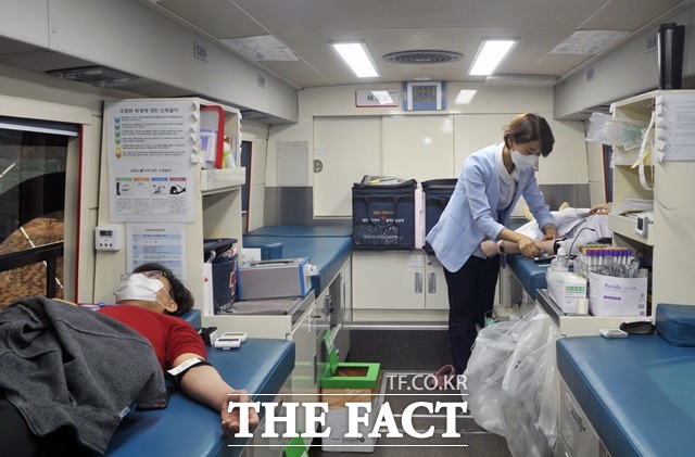 대한적십자사 전북혈액원과 공동으로 실시한 사랑의 헌혈운동에 동참한 전북대병원 직원. /전북대병원 제공