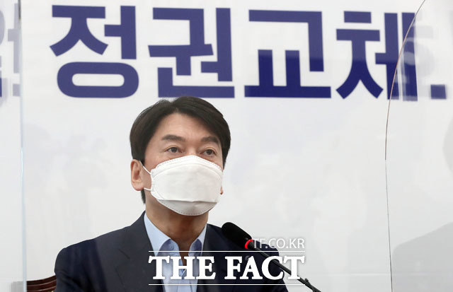 안철수 국민의당 대표는 20일 정부의 코로나19 사회적 거리두기 방역에 따른 오후 9시 영업 규제와 관련해 코로나19 바이러스가 무슨 야행성 동물이냐며 비과학적이고 비상식적인 일률적 영업 규제를 지금 당장 철폐하라고 요구했다. /남윤호 기자