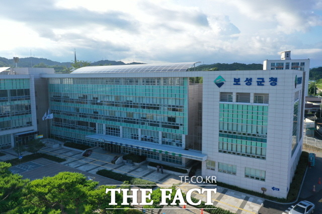 보성군은 코로나19 위기를 맞은지 1년이 되는 시점에서 군민들의 적극적인 협조를 바탕으로 방역과 경제활성화라는 두 축으로 행정력을 총동원한 결과 국가적 위기를 모범적으로 대처해 왔다고 자평하고 있다. /더팩트DB